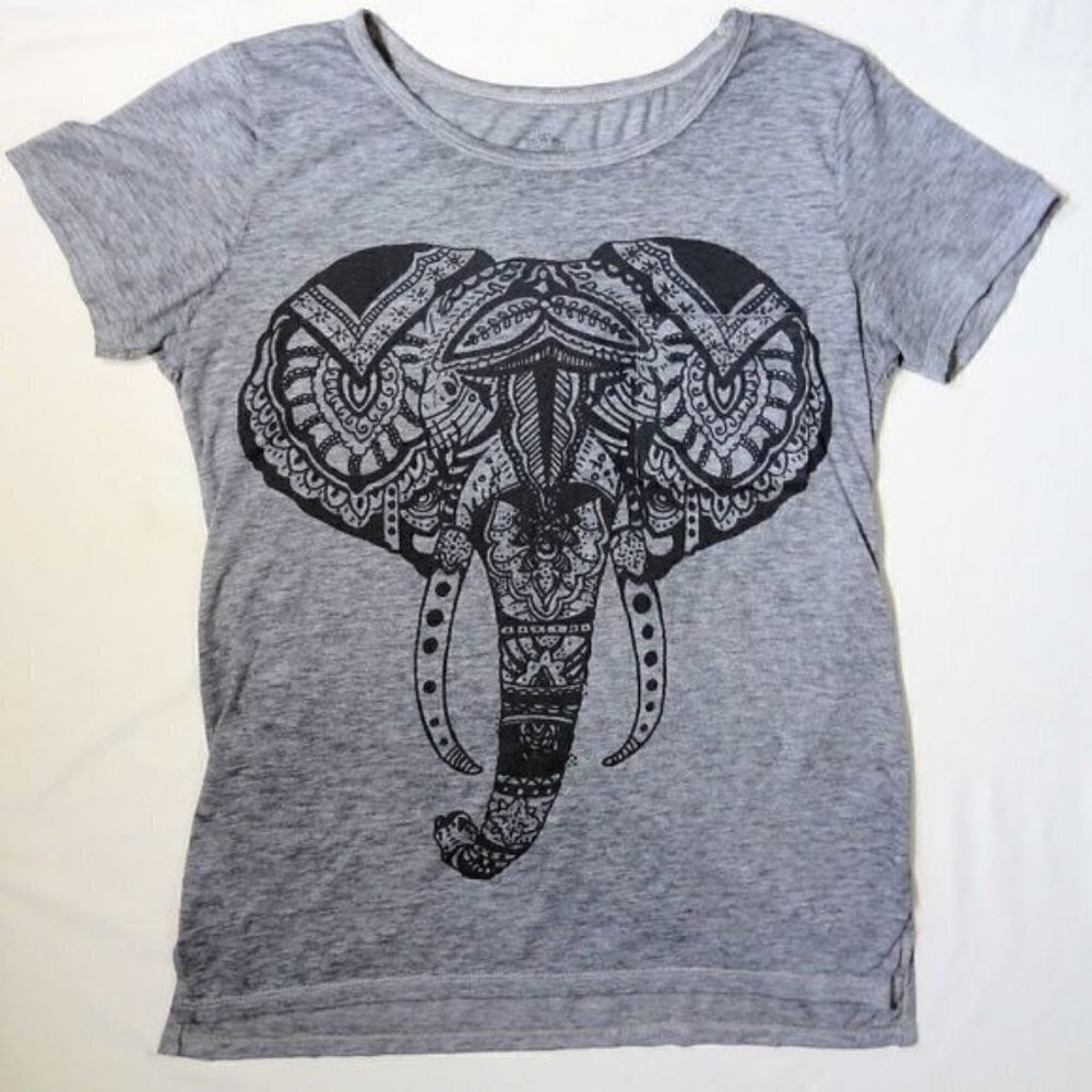 Well Worn Gray Graphical Elephant T-Shirt Size Small